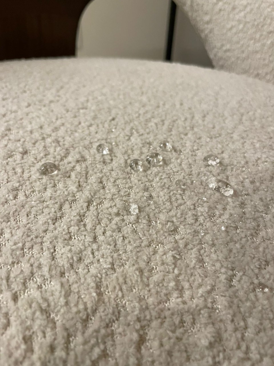 Gotas de água repelidas na superfície de sofá impermeabilizado pela Will Clean