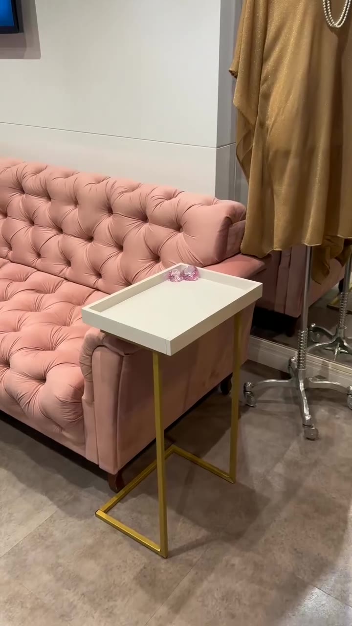 Sofá chesterfield rosa higienizado em Brasília